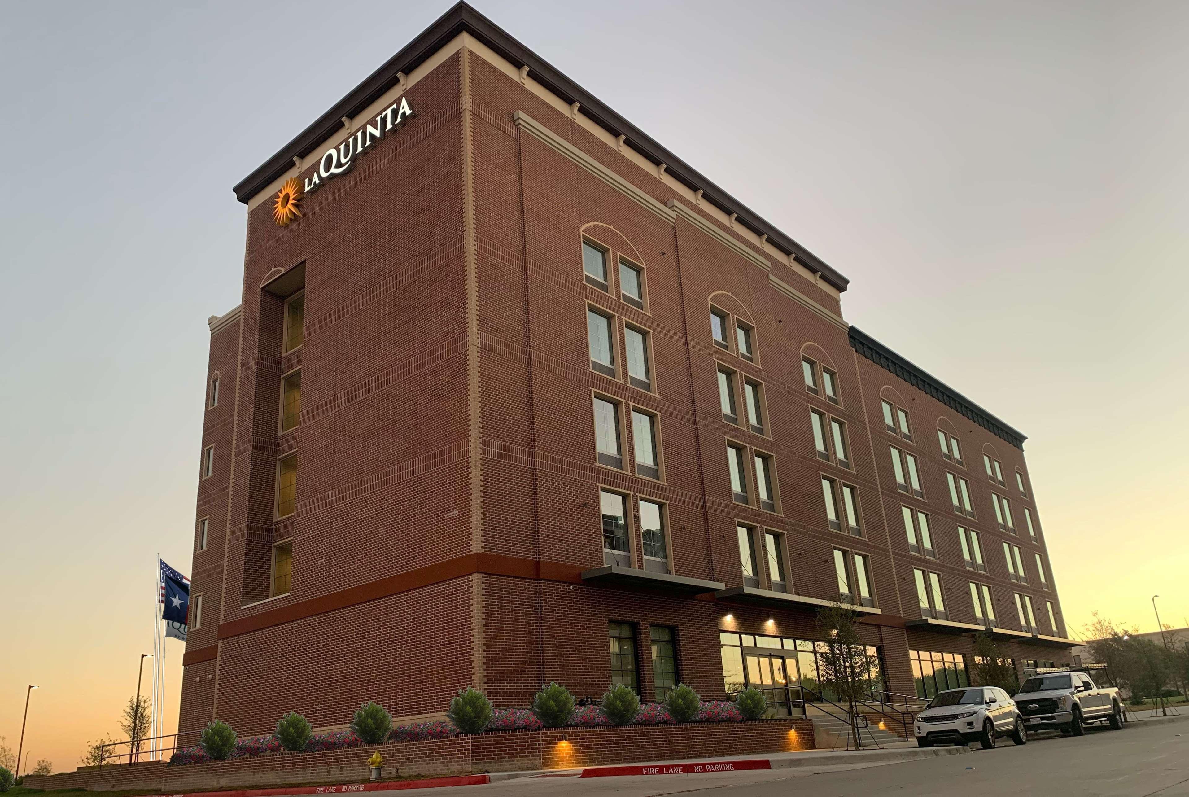 La Quinta Inn & Suites By Wyndham Dallas - Frisco Stadium Kültér fotó